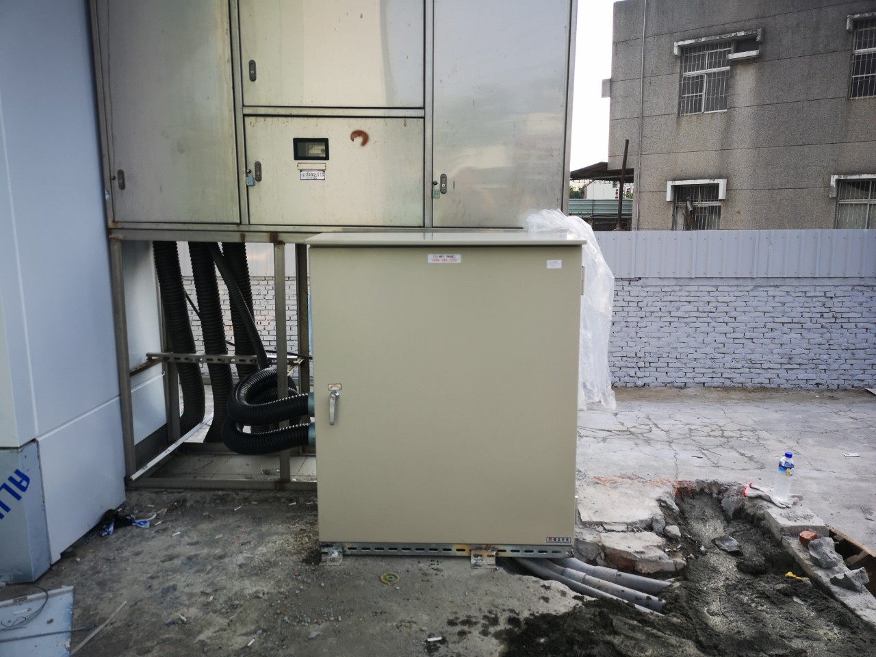 嘉義Volvo展示中心充電樁安裝工程的第3張圖片