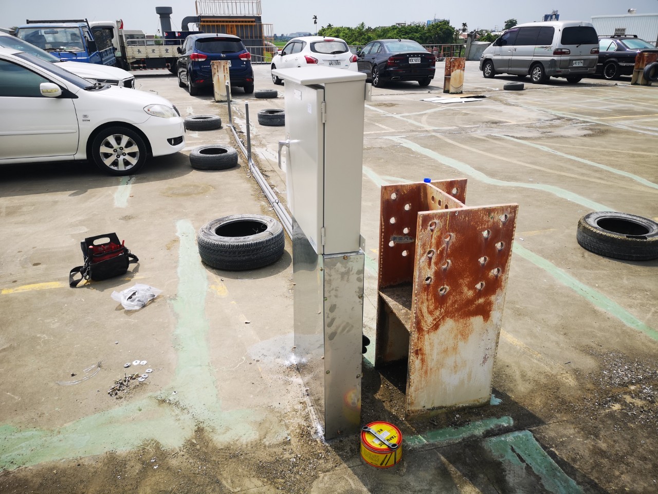 嘉義Volvo展示中心充電樁安裝工程的第5張圖片