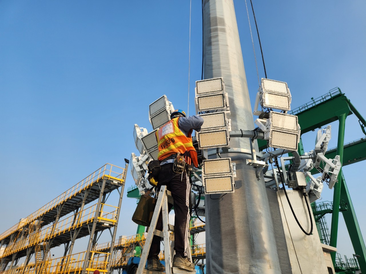 第七貨櫃中心第一期工程高桅桿照明工程的第6張圖片