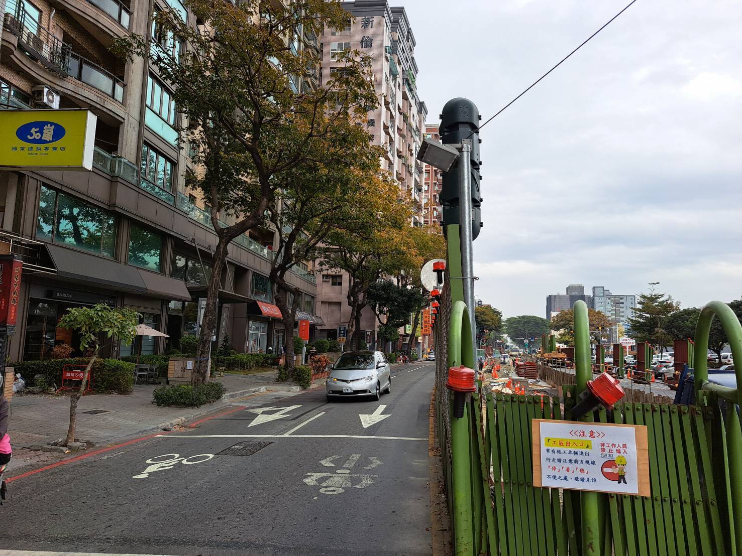 大順路輕軌路燈照明施工的第3張圖片