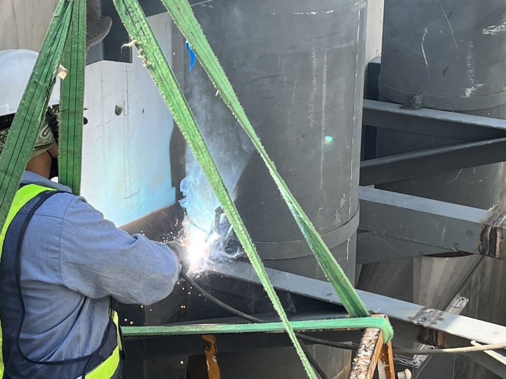 高雄車站三區通風井排煙管安裝的第2張圖片