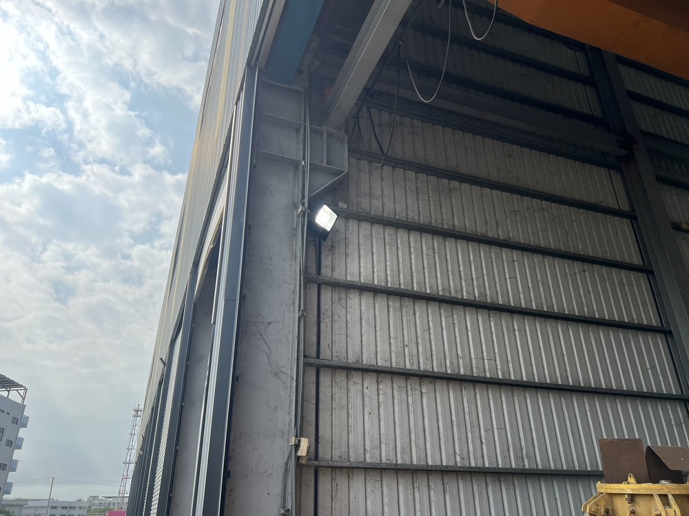 一般廠房電動門電源及投光燈安裝施作的第5張圖片